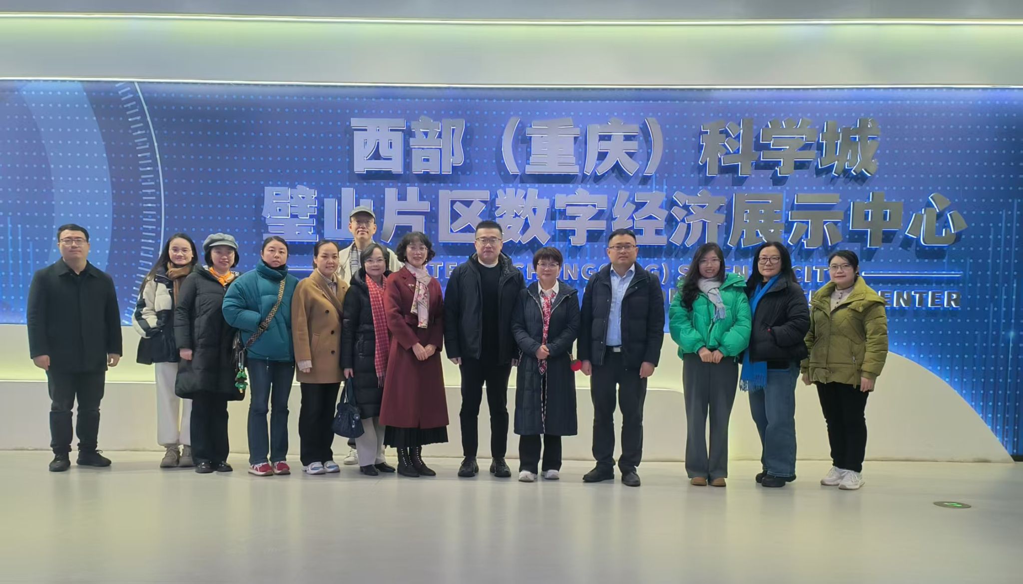 小黄书
开展“数智赋能·同心共育”参观交流活动